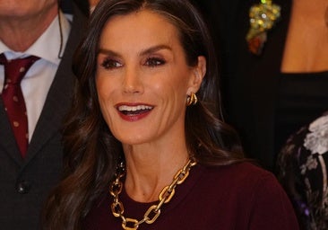 La reina Letizia ha elegido el color burdeos y joyas de Parfois para protagonizar su último look.