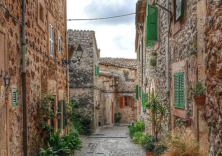 Valldemossa es un pueblo con encanto en la Serra de Tramuntana de Mallorca.