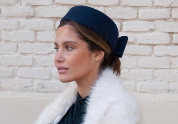 Una invitada con tocado casquete.