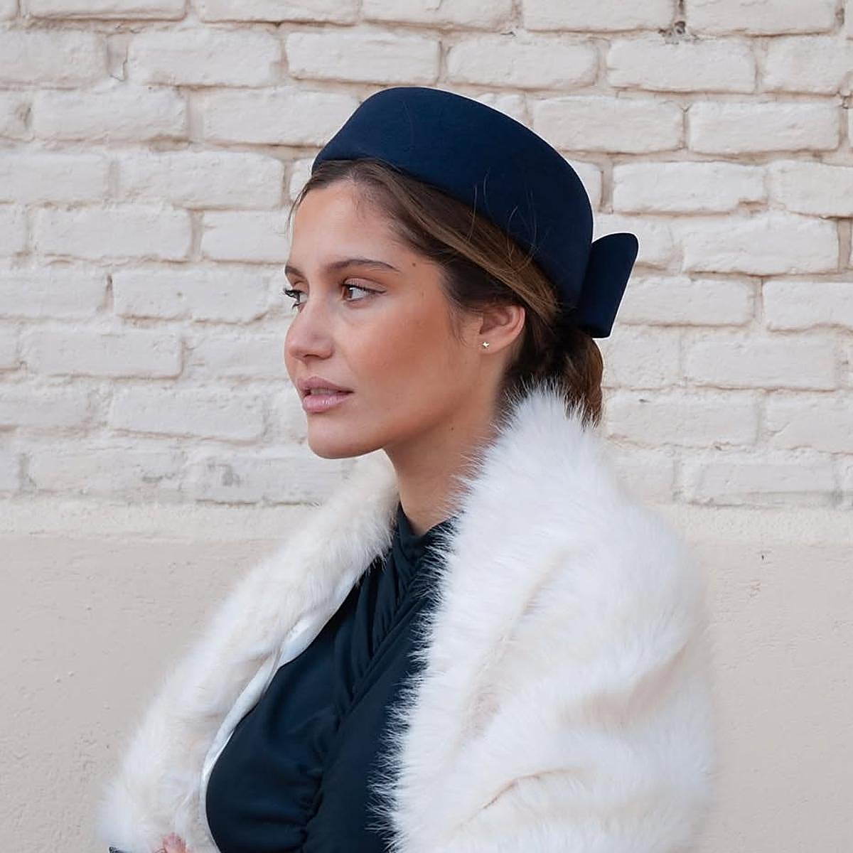 Una invitada con tocado casquete.