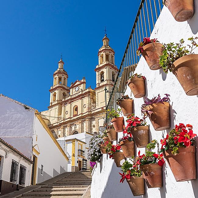 La iglesia arciprestal de frente y a la derecha una de las típicas albarradillas.