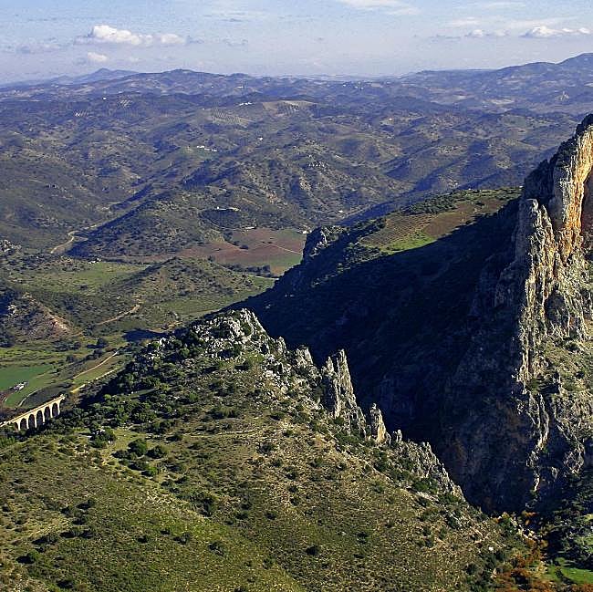 El paisaje de la Vía Verde de la Sierra con el peñón de Zaframagón asomando a la derecha.