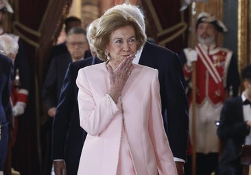 La reina Sofía brilla más que nunca: recibe el Toisón de Oro con un elegante look de color rosa made in Spain