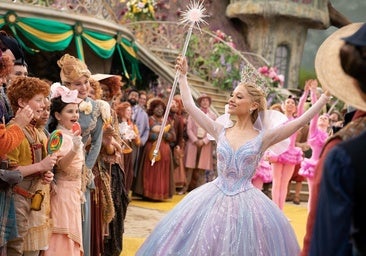 Ariana Grande metida en el papel de Glinda en Wicked: Parte II.