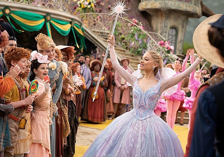 Ariana Grande metida en el papel de Glinda en Wicked: Parte II.