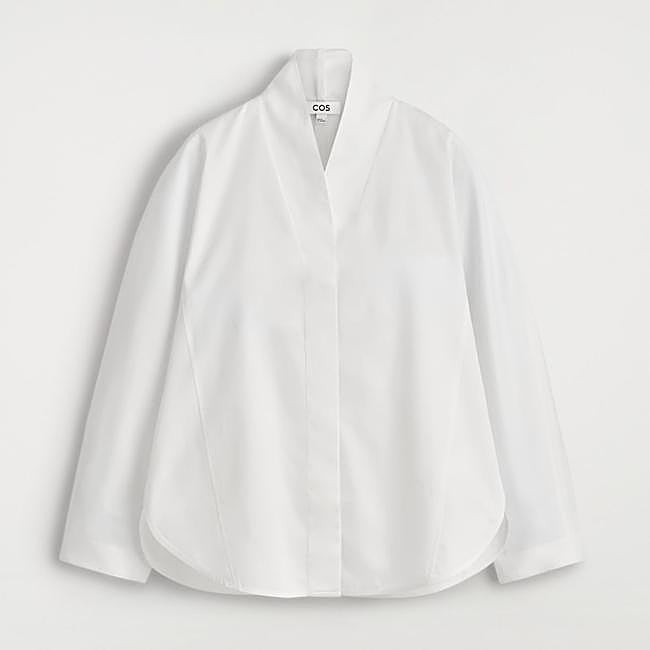 Camisa blanca de COS, 79 euros.