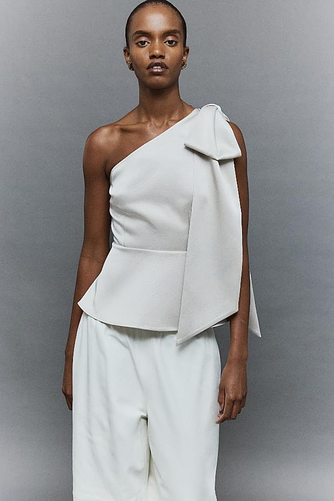 Top asimétrico de H&M (27,99 euros)