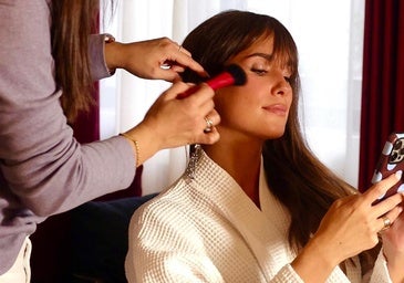 Inés Castaños aplica colorete a María Pombo.