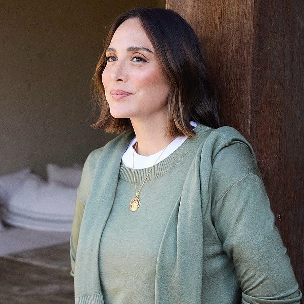 Tamara Falcó con una medalla de Tous.