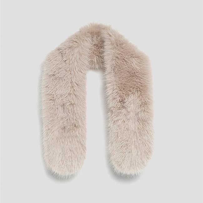 Bufanda efecto pelo en color crudo de Roberto Verino.