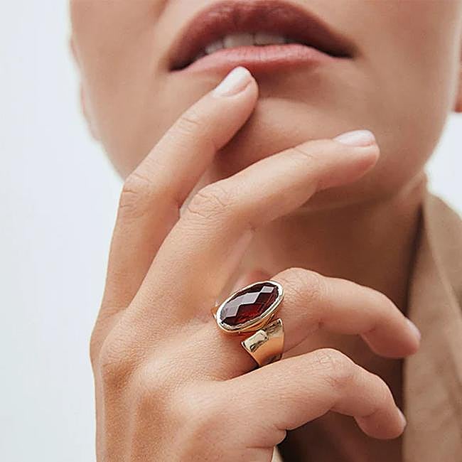 Anillo dorado con detalle de piedra de Vidal & Vidal.