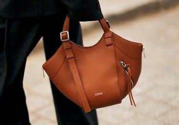 Mujer con bolso de lujo