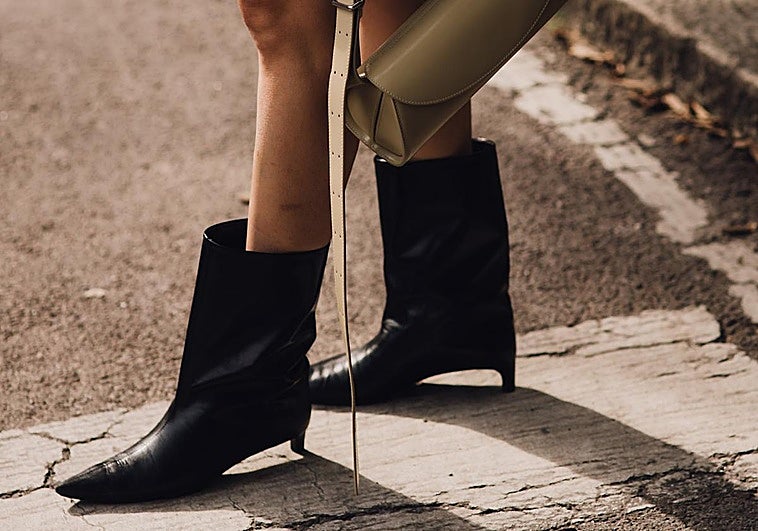 Mujer con botines con tacón