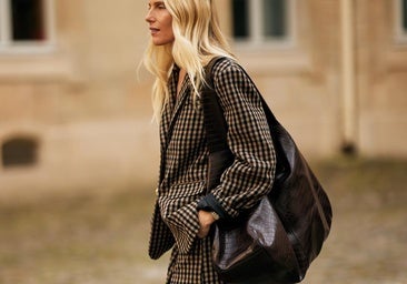 Look con faldas de cuadros en invierno