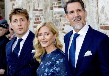 Marie-Chantal Miller con su marido y uno de sus hijos en la boda del príncipe Nicolás.