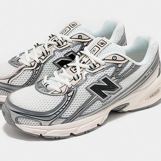 Zapatillas en color gris y blanco 740 de New Balance.
