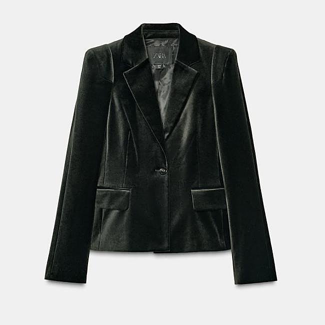 Americana de terciopelo de Zara (89,99 euros)