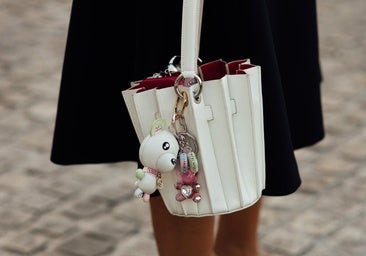 Un bolso con forma de cubo.