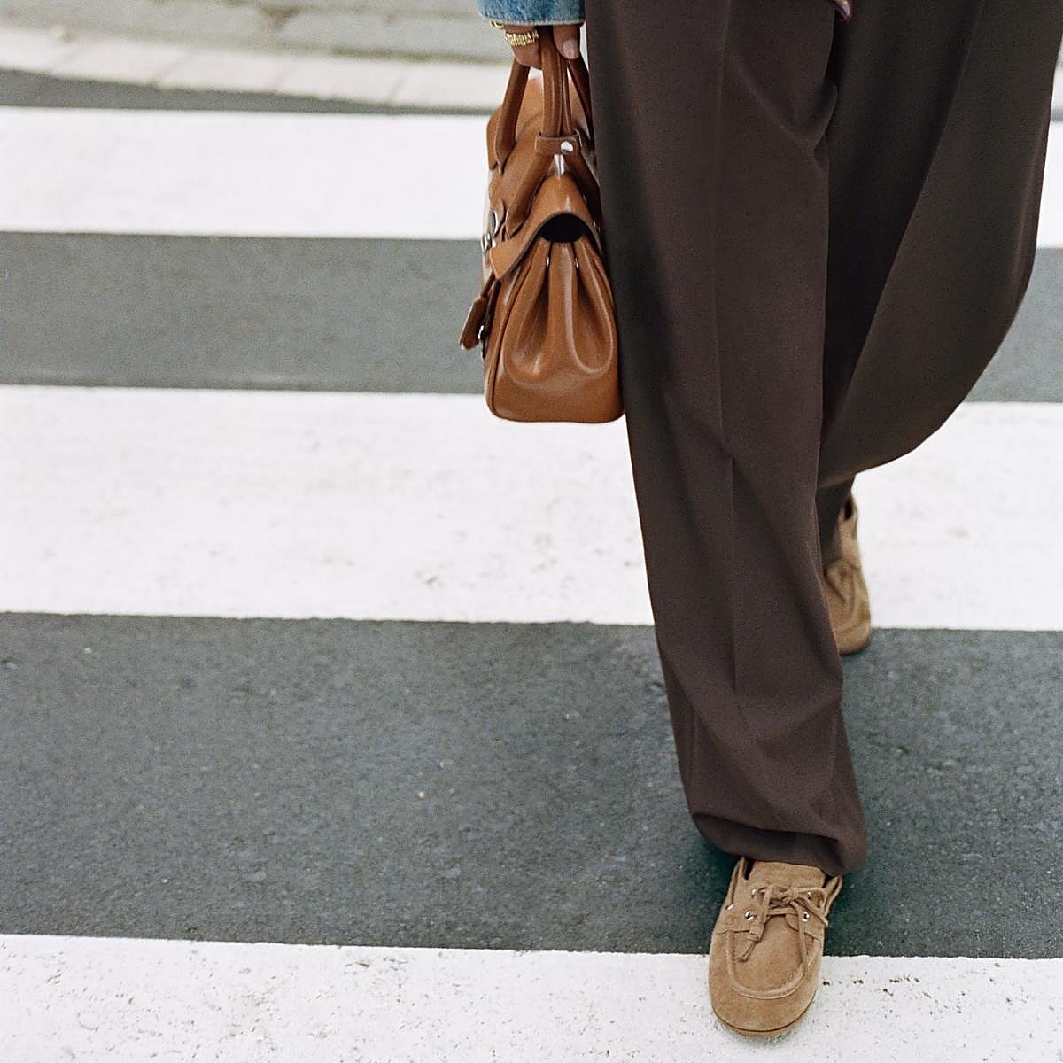 Los complementos tienen el poder de cambiarlo todo. Apuesta por un par de zapatos de serraje para elevar tus looks de nueva temporada.