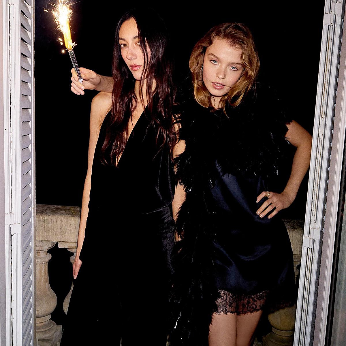 Faldas midi con lentejuelas, vestidos negros con transparencias y muchas otras novedades que acaban de llegar a tus tiendas de referencia. La mejor selección de prendas y accesorios de cara al invierno.