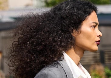 Modelo con el pelo rizado