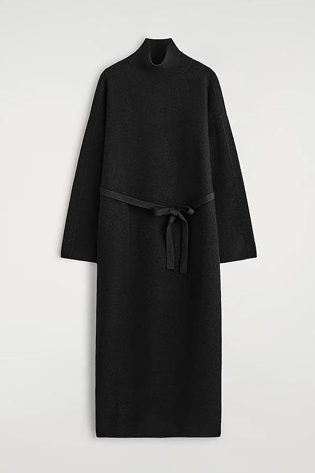 Vestido de cuello alto de lana hervida (103,20€)