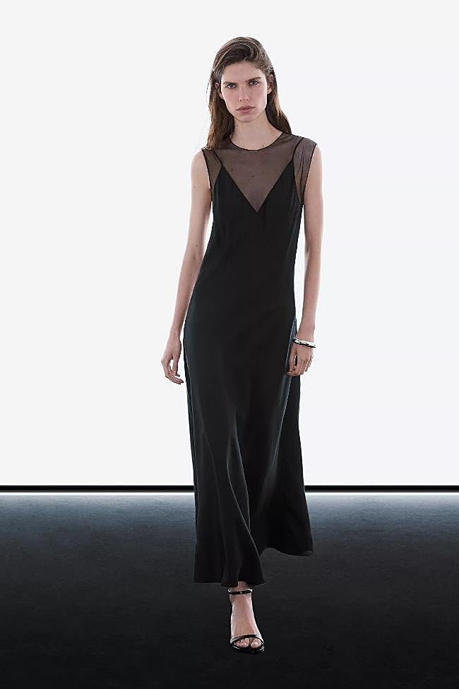 Vestido negro de Massimo Dutti (149 euros)