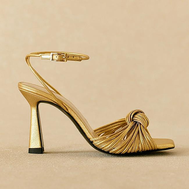 Sandalia de tacón en dorado de Bimani.