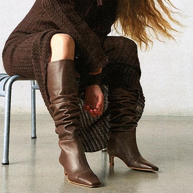 Botas con tacón bajo marrones de Alohas, 280 euros.