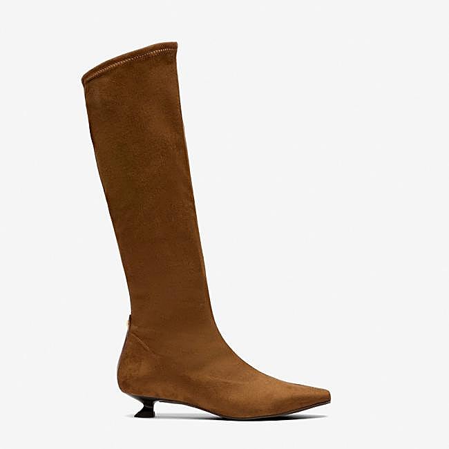 Botas con tacón bajo marrón de Pedro Miralles, 129 euros.