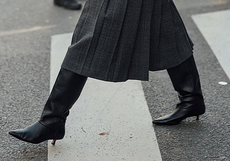 Todas las escandinavas llevan kitten boots, las más cómodas del invierno 2025
