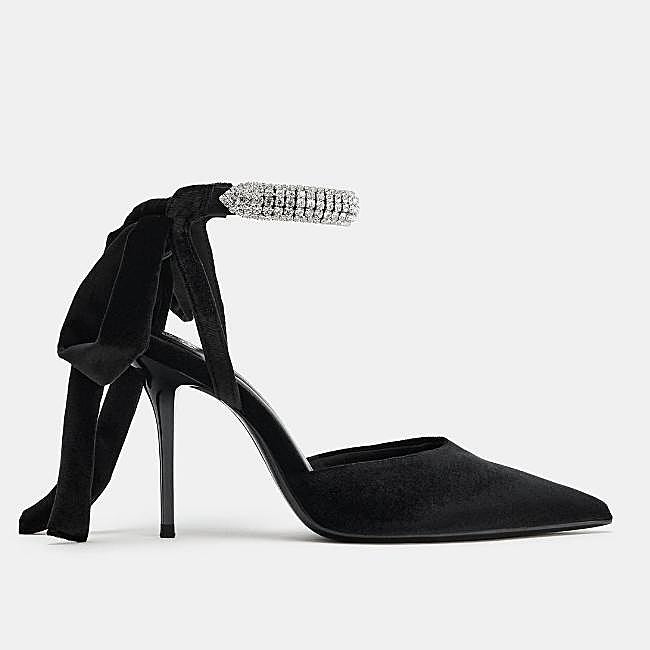 Zapatos negros de Zara (49,99 euros)