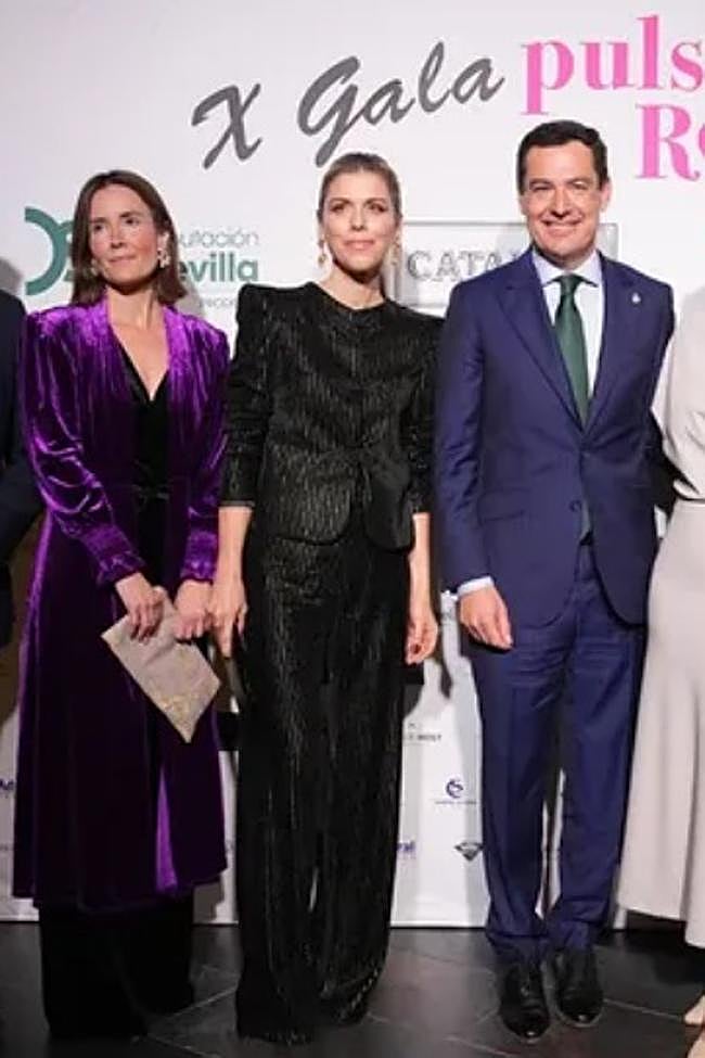 Manuela Villena con el conjunto MARA de Vogana