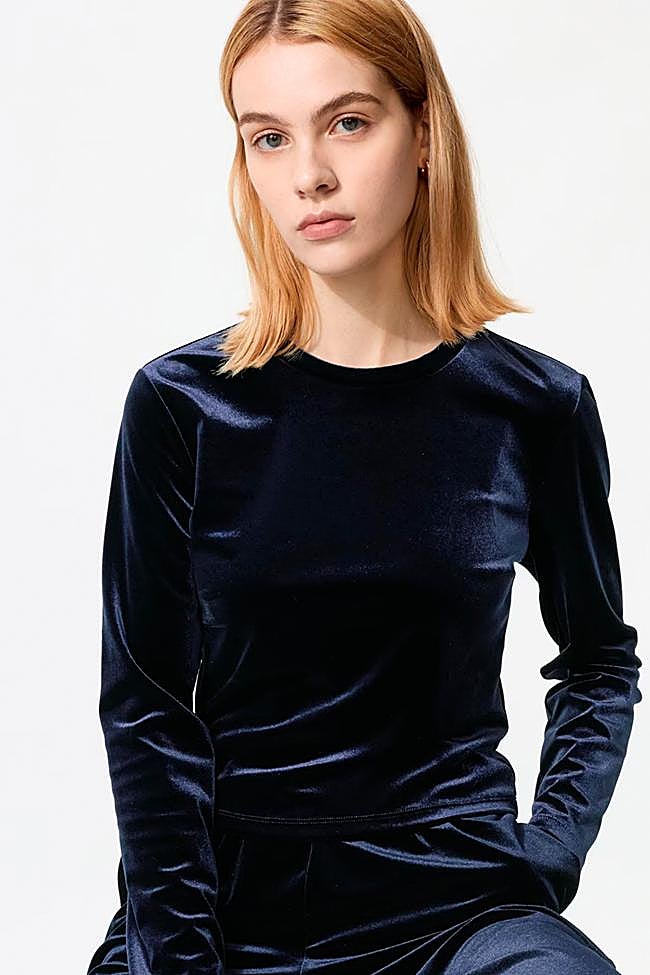 Top de terciopelo en azul de Uniqlo (7,90 euros).