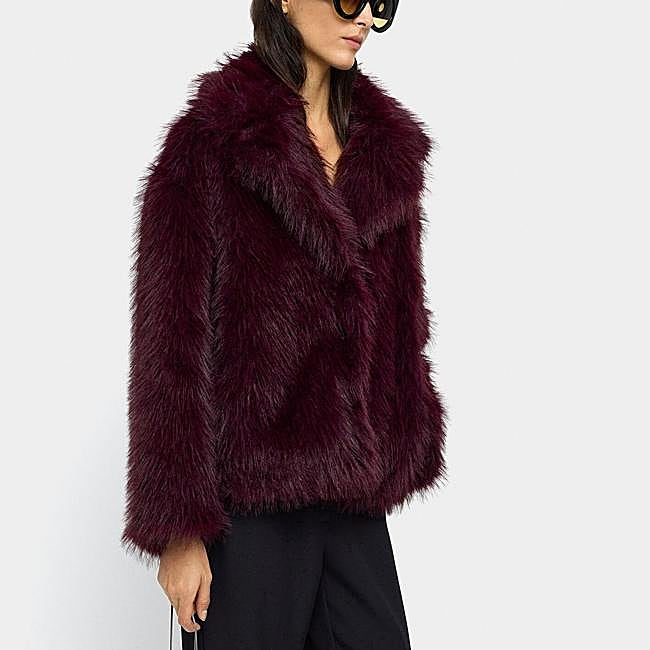 Abrigo corto burdeos de Parfois, 69,99 euros.