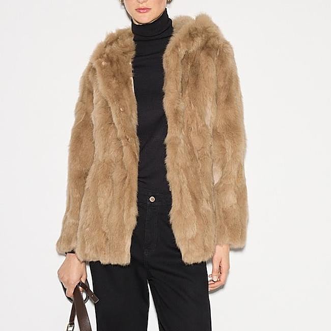 Abrigo corto beige de El Corte Inglés, 200 euros.