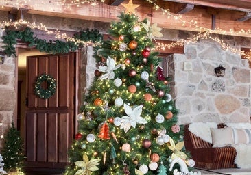 El truco definitivo para poner el árbol de Navidad más bonito es colocar los adornos en este orden