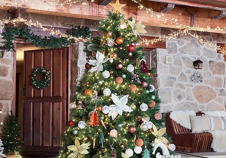 El truco definitivo para poner el árbol de Navidad más bonito es colocar los adornos en este orden