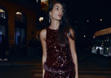 El vestido de lentejuelas cede el testigo al conjunto de top y falda o pantalón con lentejuelas.