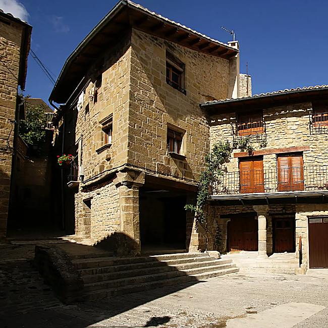 Un rincón de Ujué, un pueblo medieval con casas de piedra.