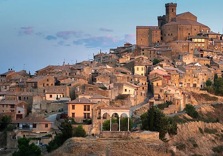 Este pueblo medieval de Navarra será tu mejor plan: una iglesia-fortaleza, la leyenda de la Virgen y el corazón de un rey