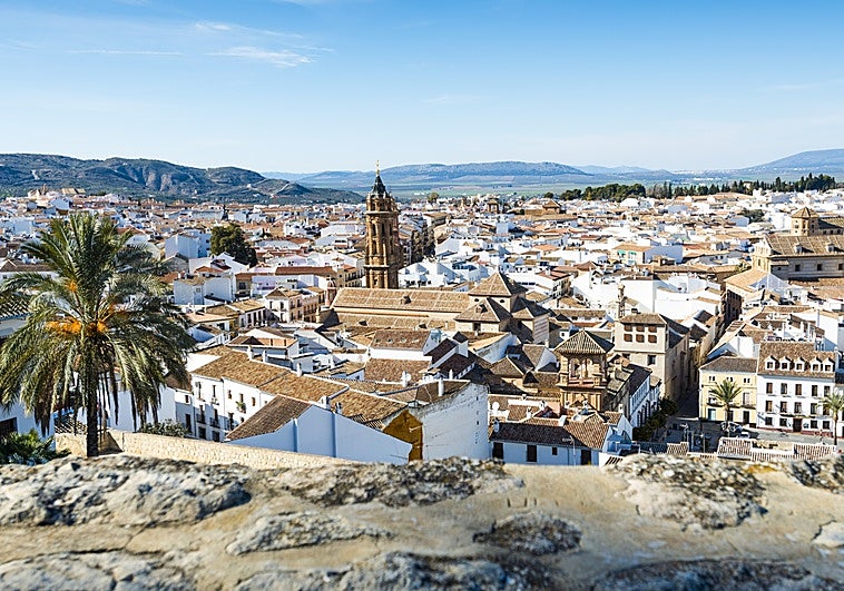 Esta es la ciudad blanca más bonita de Andalucía: la alcazaba, mil y una iglesias y el paisaje mágico del Torcal