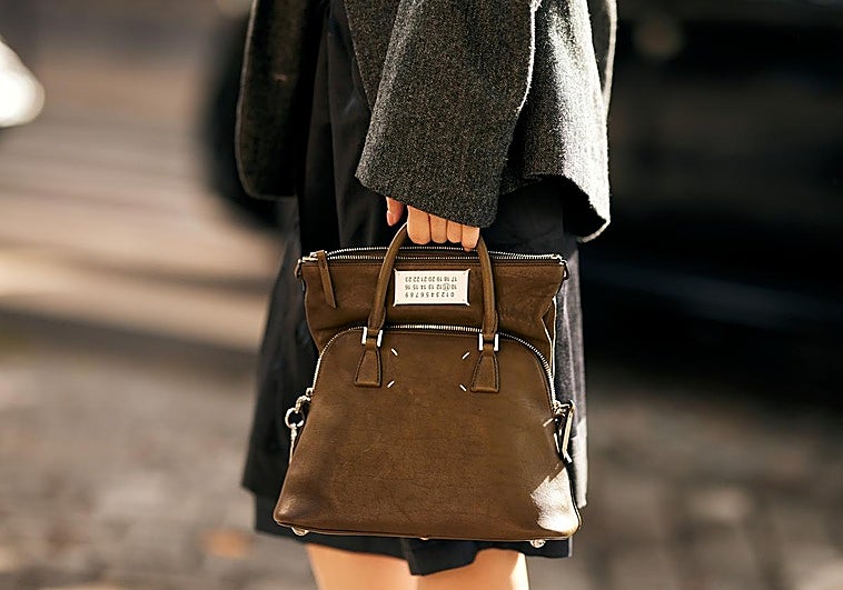 Mujer con bolso básico