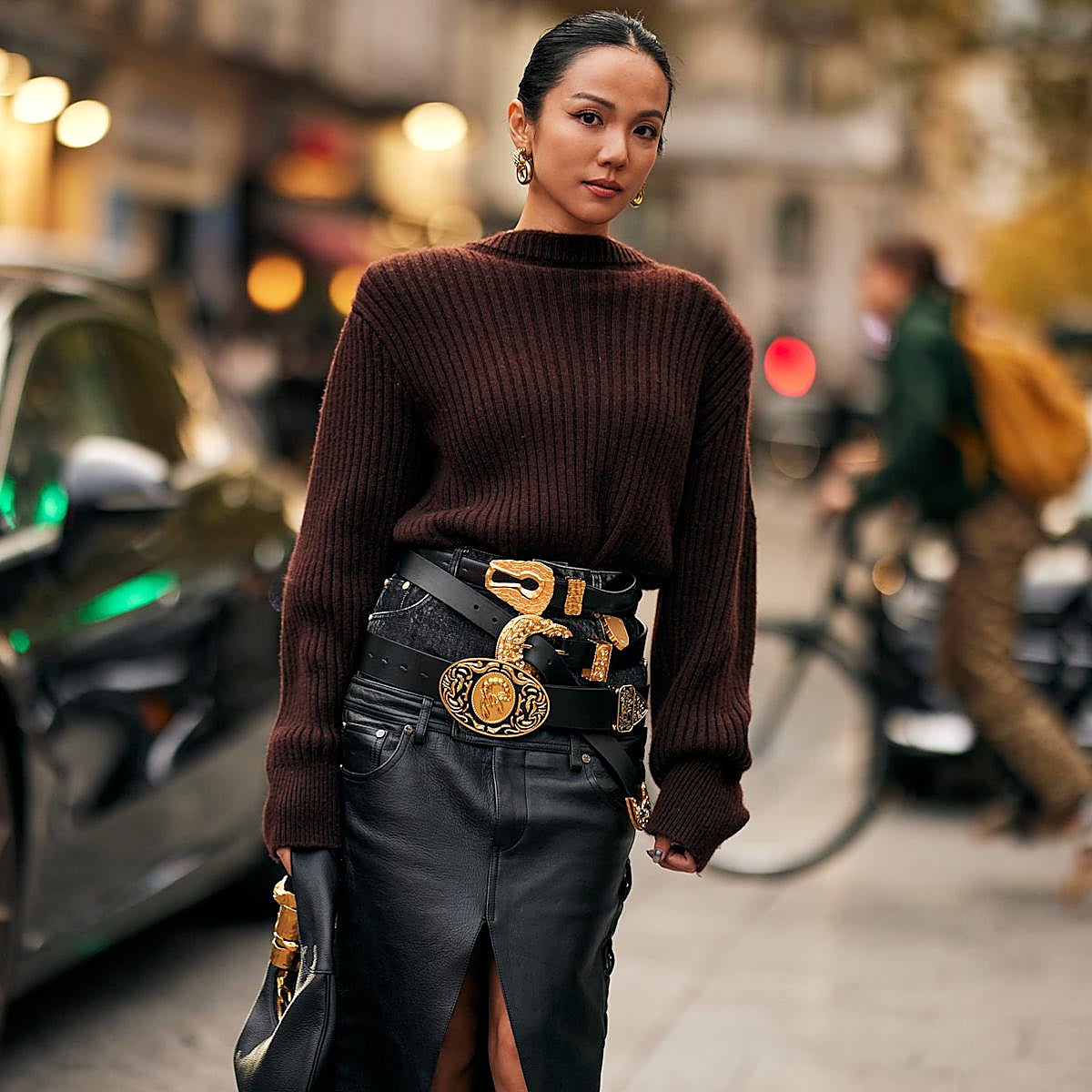 Mujer con cinturones