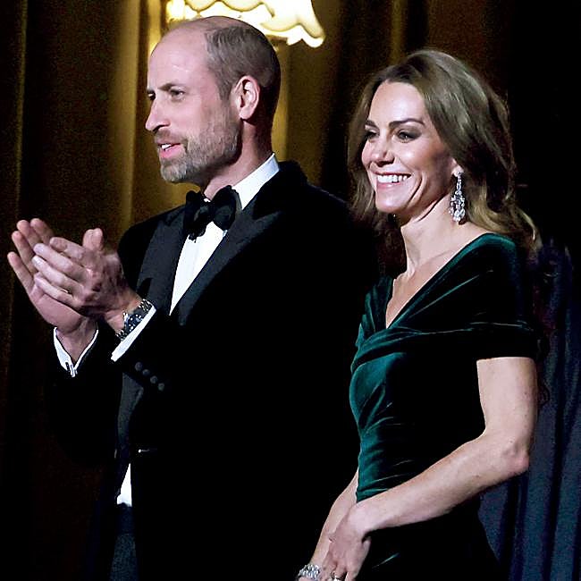 Kate Middleton llevando los pendientes de diamantes estilo «chandelier», regalo de Isabel II de Inglaterra.