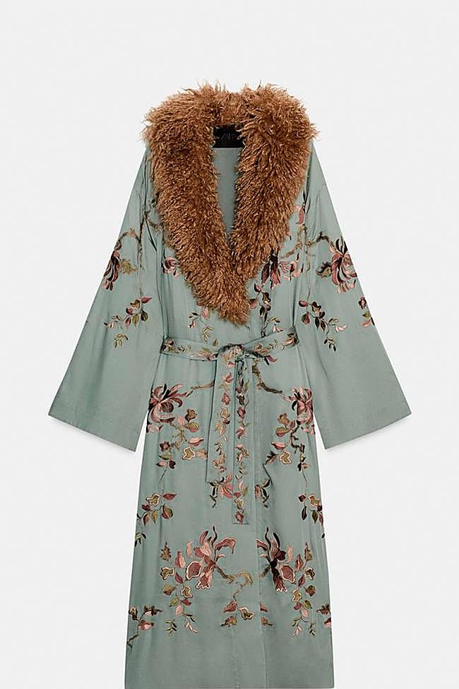Kimono con detalle flores y cuello pelo de Zara.