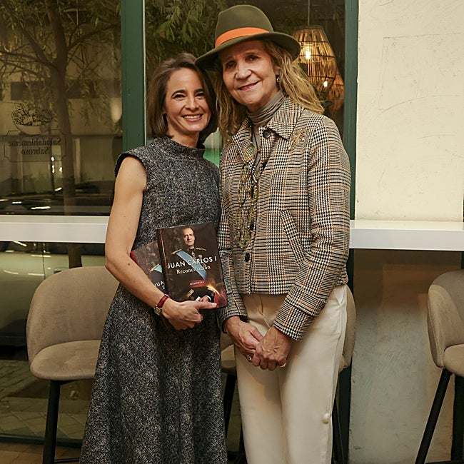 Laurence Debray y la infanta Elena posan con las memorias del rey emérito.