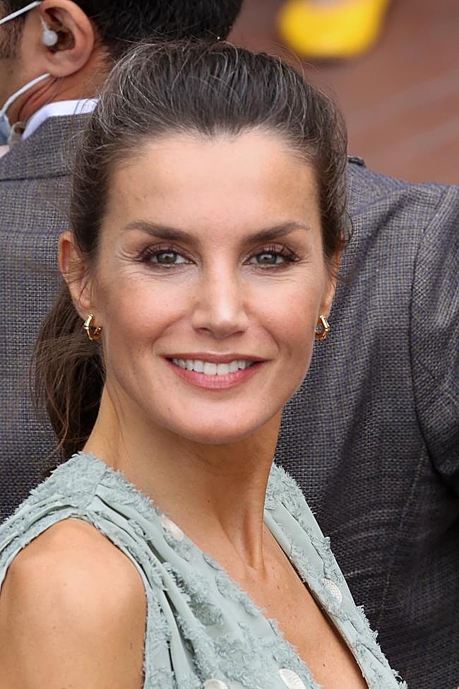La reina Letizia con pendientes de Singularu en 2020.