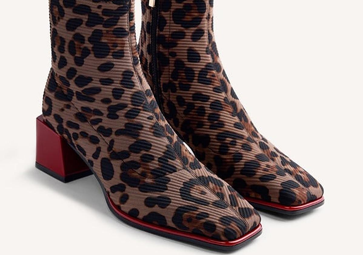 Imagen principal - Marie-Chantal Miller copia el look favorito de la reina Letizia (y se atreve con unos botines de leopardo)