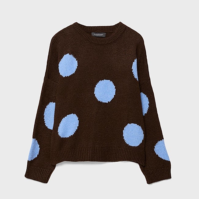 Jersey con estampado de lunares de Stradivarius (29,99 euros)